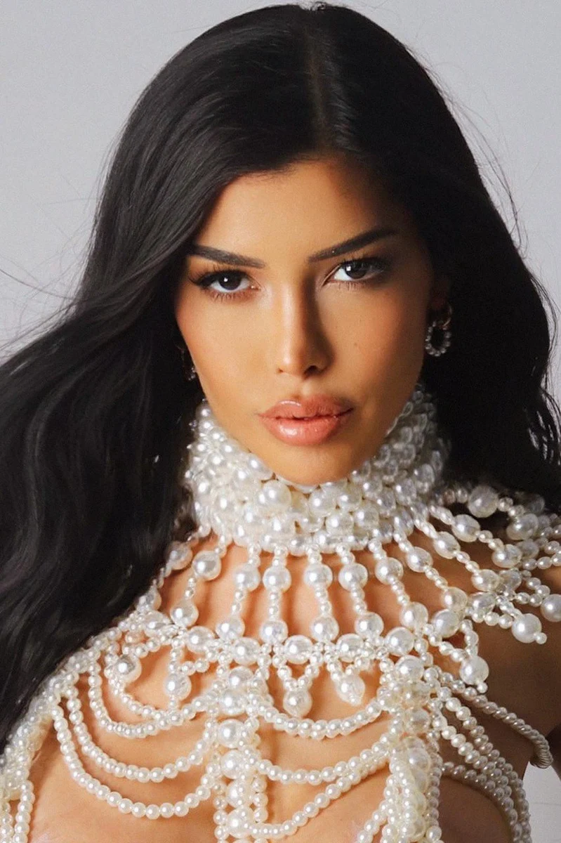 Adriana escort in London