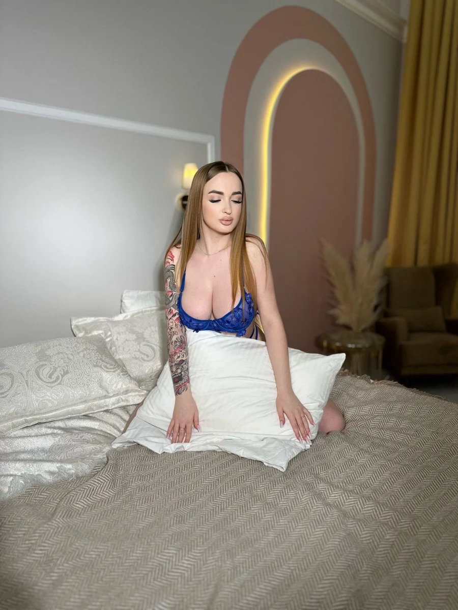 Elvira escort in London