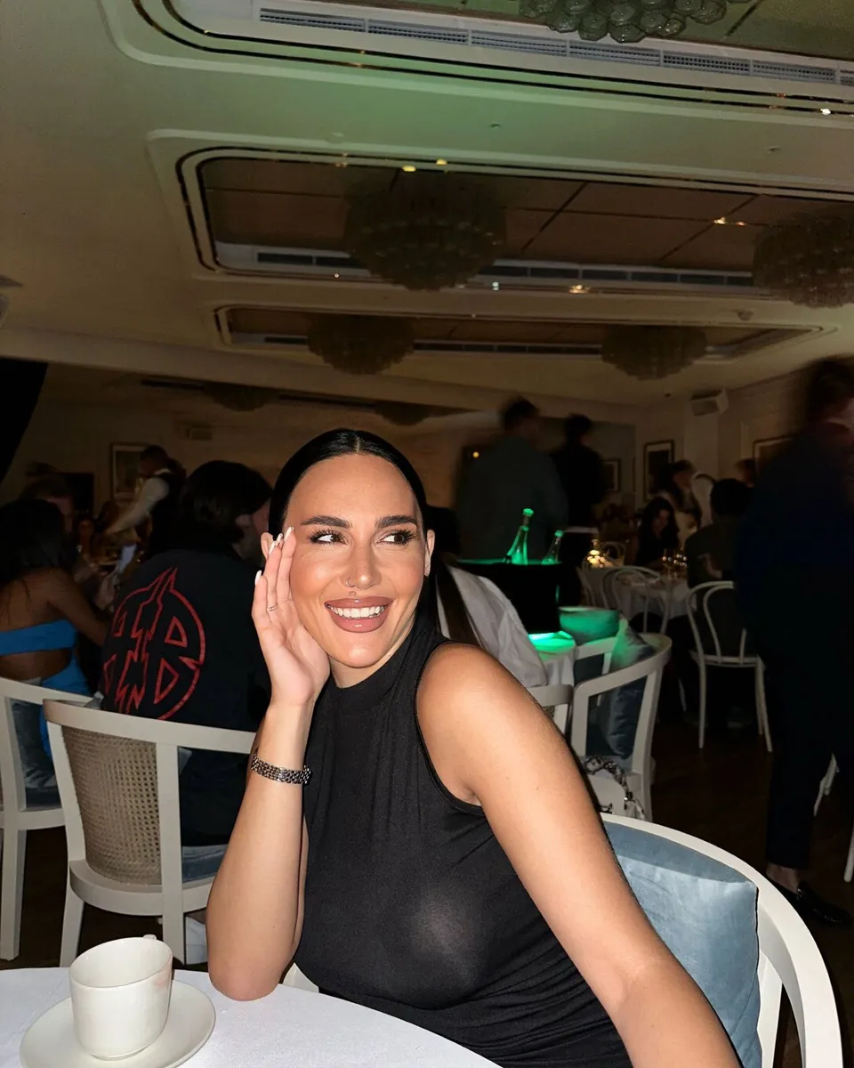 Emmi escort in London