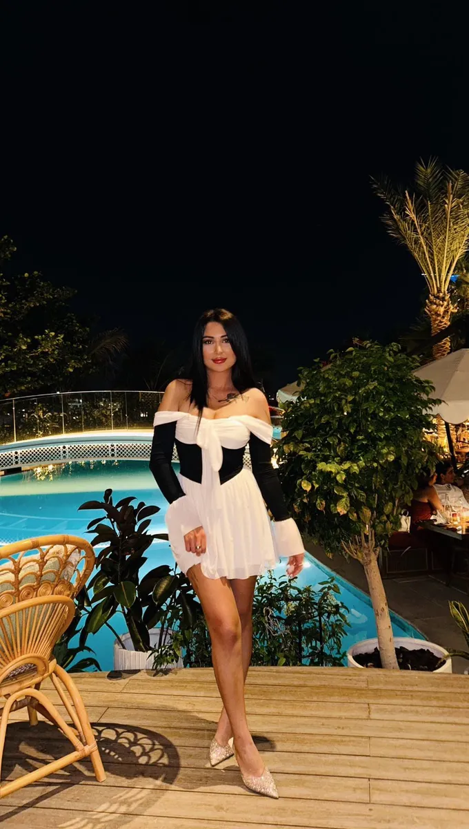 Izzy escort in London
