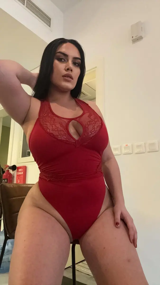 Larisa escort in London