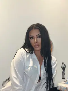 Larisa escort in London