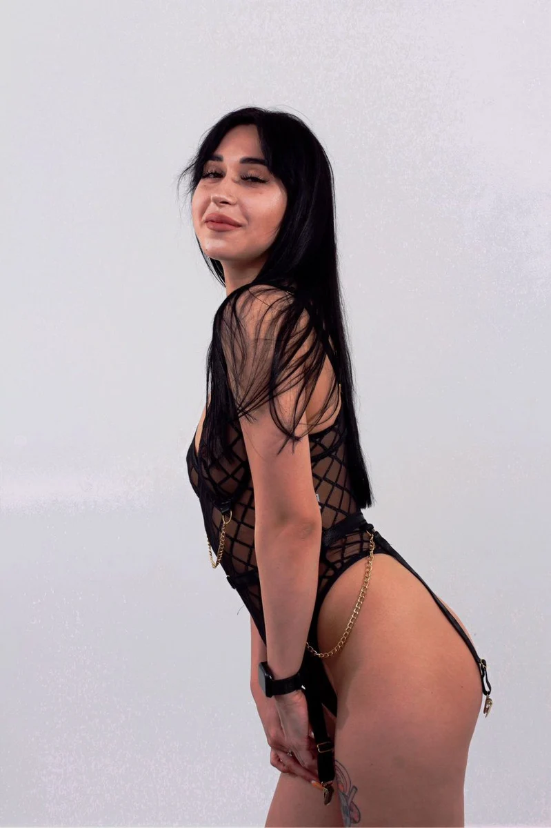 Nelli escort in London